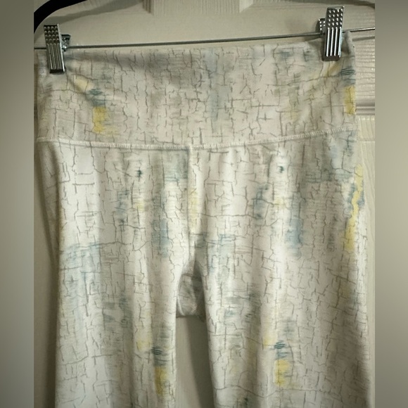 Powerhold Made Fabletics- White Reflective Crackle HighRise Leggings Medium EUC - Picture 3 of 5